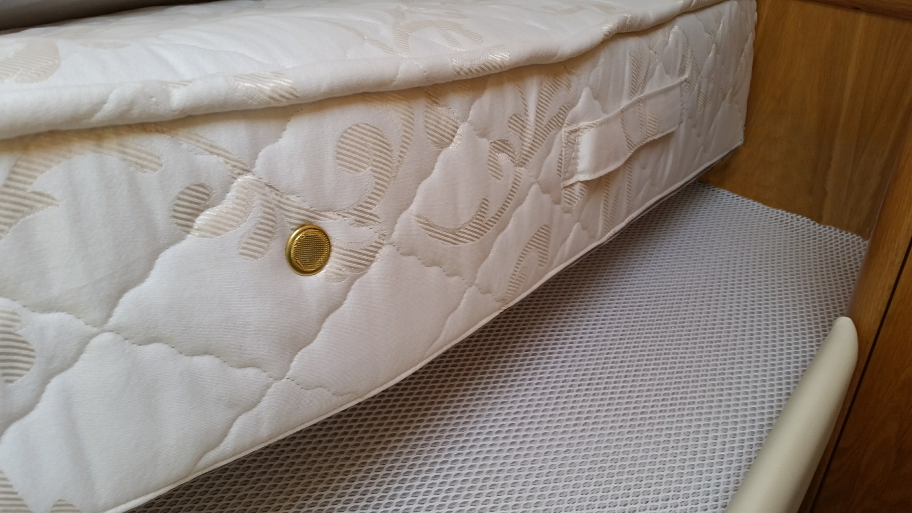 Dry mat anti condensation underlay under a boats mattress